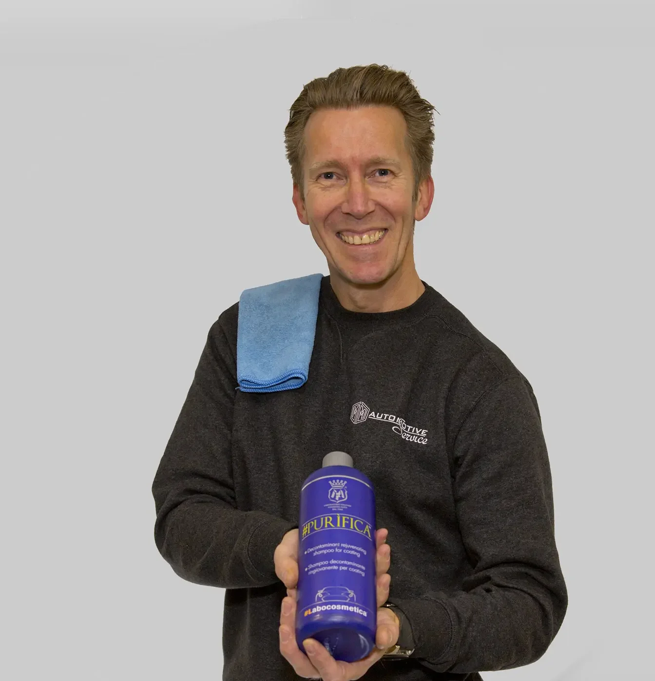Marco met een product van Labocosmetica